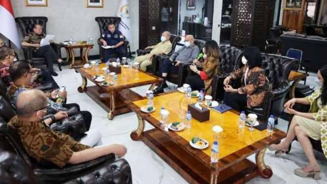 Para Asosiasi anggota Kadin Indonesia minta munas Kendari dibatalkan. 