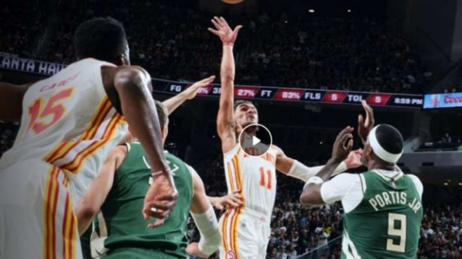 Aksi Trae Young saat Atlanta Hawks vs Milwaukee Bucks.