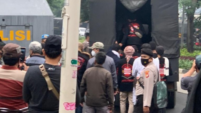 Ratusan simpatisan Habib Rizieq yang mau ke PN Jaktim diamankan aparat.
