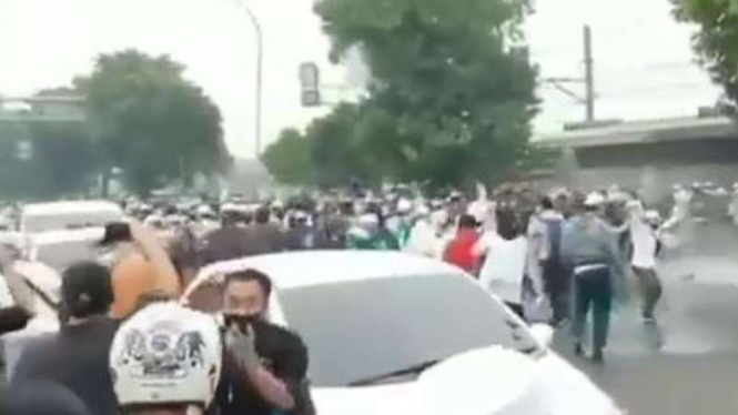 Massa simpatisan Habib Rizieq pada hari sidang vonis 24 Juni 2021