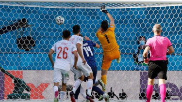 Kiper Slovakia, Martin Dubravka melakukan gol bunuh diri.