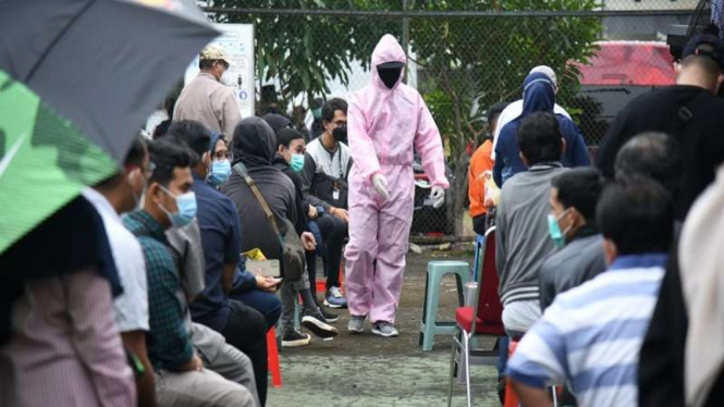 Tes antigen dan PCR ke warga.