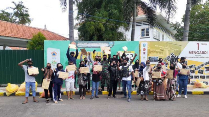 52 pasien COVID-19 yang dirawat di RSLI Surabaya mengikuti acara 'wisuda'.