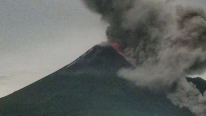 Gunung Merapi di perbatasan Daerah Istimewa Yogyakarta dan Jawa Tengah.