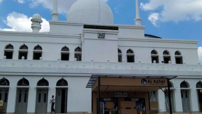 Masjid Agung Al Azhar di Jakarta Selatan menyelenggarakan Salat Jumat.