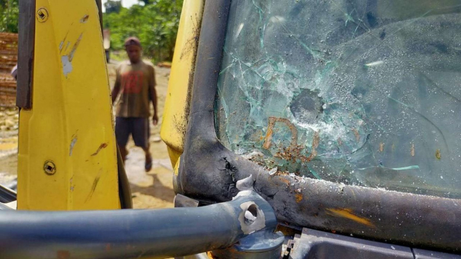 Truk yang diduga ditembak oleh KKB di Yahukimo, Papua.