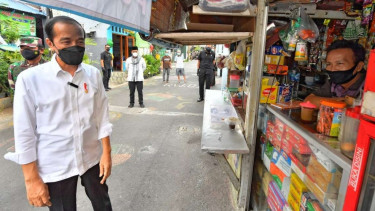 Presiden Jokowi Berbincang Dengan Pedagang Saat Sidak PPKM Mikro Jakarta