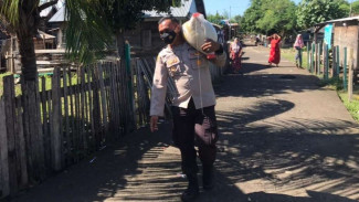 HUT Bhayangkara, Kapolsek Ini Gotong 25 Kg Beras ke Warga Miskin