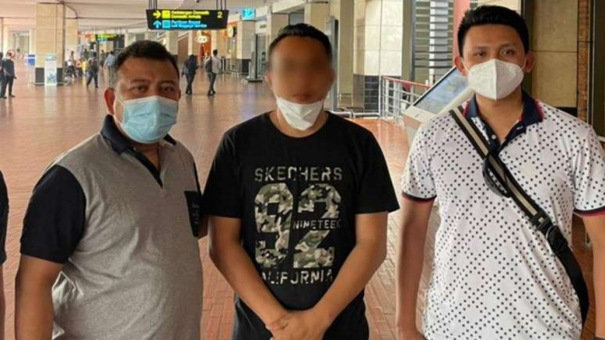 Pelaku O (tengah) yang menganiaya sopir truk kontainer ditangkap polisi.