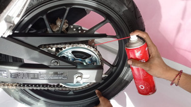 Ilustrasi merawat rantai motor.