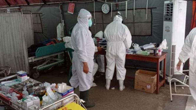 Para perawat merawat pasien COVID-19 di Rumah Sakit Umun Daerah (RSUD) Adjidarmo, Rangkasbitung, Kabupaten Lebak, Banten.