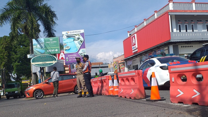 Penyekatan Pintu Masuk Kabupaten Garut, di Jalur Masuk Objek Wisata Cipanas