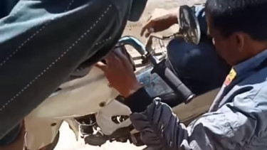 Pemotor kebingungan mencari tutup tangki bensin.