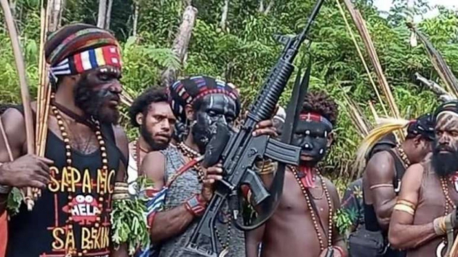 VIVA Militer: Kelompok OPM memamerkan senjata serbu hasil rampasan