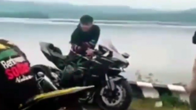 Pengendara Ninja H2 bereaksi saat rombongan V-ixion lewat.