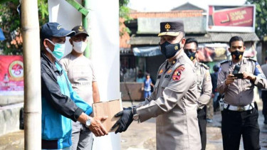 Polri bagikan sembako ke ojek pangkalan, fakir miskin dan korban PHK