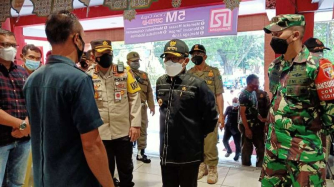 Wali Kota Malang Sutiaji (baju hitam)