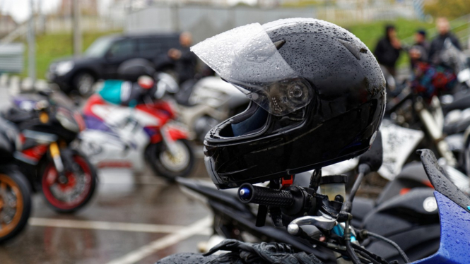 Ilustrasi helm basah.