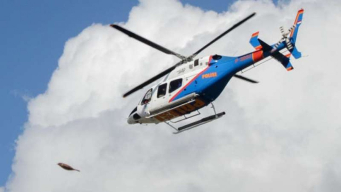 Helikopter Polri mengitari kawasan Selat Bali pada Kamis, 1 Juli 2021, untuk mencari korban kecelakaan KMP Yunicee.
