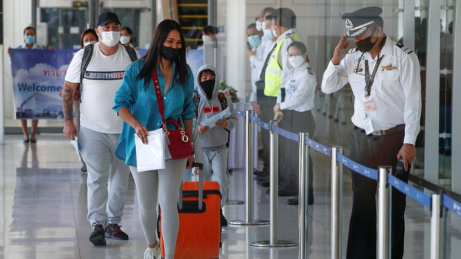 Para turis asing tiba di Phuket. Reuters via BBC Indonesia