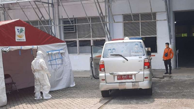 Petugas medis bersiap menerima pasien COVID-19 di Solo Techno Park. (Foto ilustrasi)