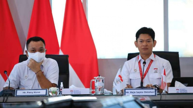Presiden NOC Indonesia, Raja Sapta Oktohari (kanan)