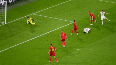 Striker Timnas Italia, Ciro Immobile jatuh dan kesakitan di kotak penalti Belgia