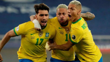 Pemain Timnas Brasil rayakan gol.