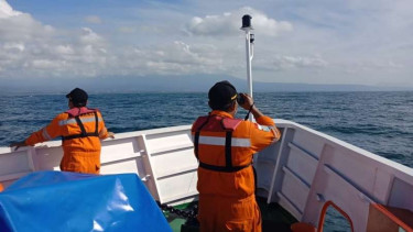 Tim SAR mencari korban KMP Yunicee yang tenggelam di Selat Bali.