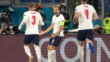 Bomber Timnas Inggris, Harry Kane merayakan gol