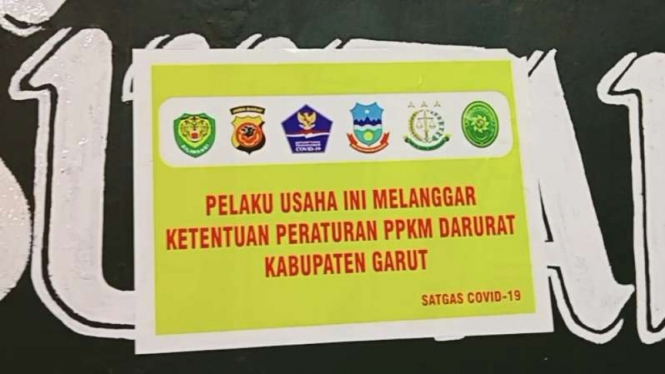 Penyegelan tempat usaha yang bandel langgar PPKM Darurat di Garut.