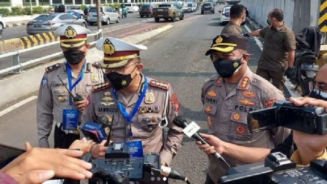 Dirlantas Polda Metro Jaya Kombes Sambodo (tengah)