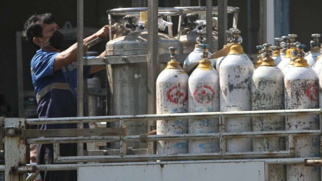 Pekerja PT Samator sedang melakukan pengisian tabung gas oksigen.