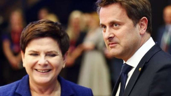 Perdana Menteri Luksemburg Xavier Bettel (kanan)