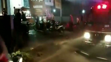 Mobil pemadam kebakaran semprotkan warung angkringan