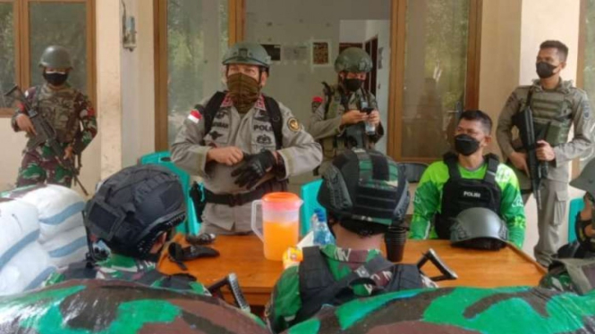 Kepala Polda Sulawesi Tengah Irjen Pol Abdul Rakhman Baso memimpin operasi skala besar melibatkan TNI dan Polri untuk mengejar kelompok DPO MIT Poso pimpinan Ali Kalora, dengan menyisir wilayah Poso Pesisir Selatan, Senin, 6 Juli 2021.