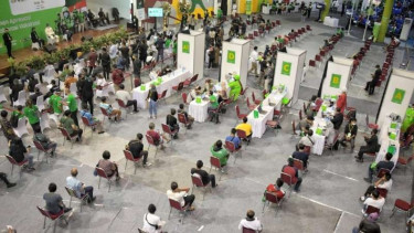 Kegiatan vaksinasi massal dengan protokol jaga jarak