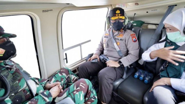 Gubernur Jatim, Kapolda Jatim dan Pangdam V/Brawijaya memantau lalu lintas.