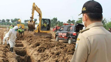 Wakil Gubernur DKI Jakarta, Ahmad Riza Patria meninjau TPU Rorotan, Jakut.