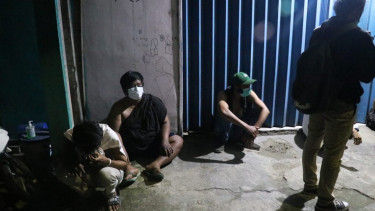 Sekelompok pemuda pesta miras saat PPKM darurat.