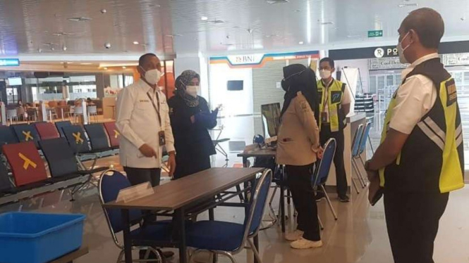 Sentra Vaksinasi di Bandara Ahmad Yani, Semarang, Jateng.