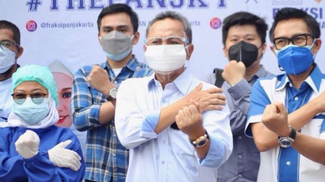 Ketua Umum PAN Zulkifli Hasan (tengah)