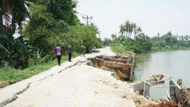 Jalan di Desa Tanjung Burung, Teluknaga, Kabupaten Tangerang ambles.