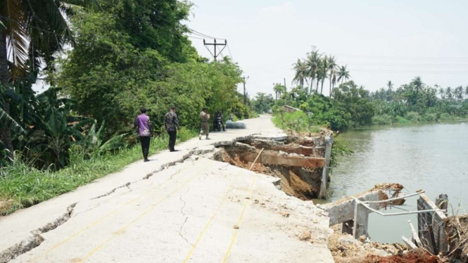 Jalan di Desa Tanjung Burung, Teluknaga, Kabupaten Tangerang ambles.