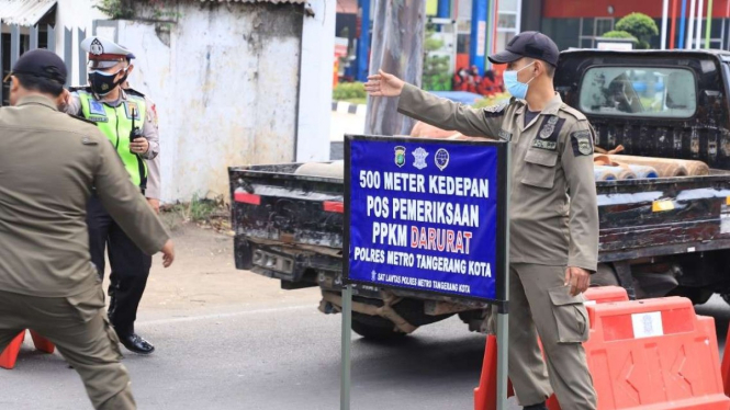 Penyekatan kendaraan PPKM darurat.