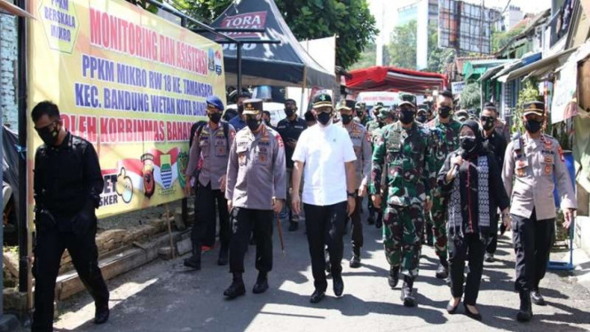 Panglima TNI bersama Kapolri meninjau PPKM darurat