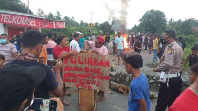 Warga tutup jalan di Seram,  Maluku.