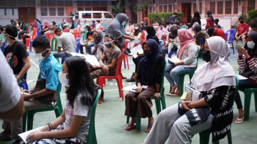 Warga Ikut Vaksinasi dari Anggota DPRD DKI Ima Mahdiah dan BTP Foundation