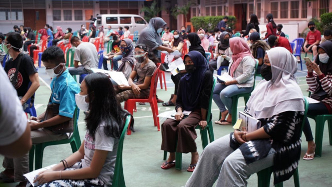 Warga Ikut Vaksinasi dari Anggota DPRD DKI Ima Mahdiah dan BTP Foundation
