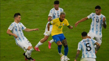 Bintang Timnas Brasil, Neymar, dikepung pemain Argentina. 